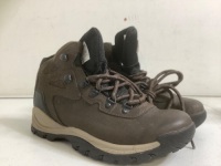 Columbia&nbsp;Hiking Boots for Ladies, Size 8.5, E-Commerce Return