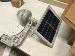 1500 Lumen Solar Powered Flood Light. Works. Appears New