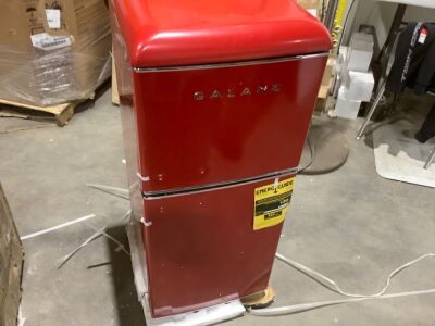 Galanz GLR40TRDER Retro Compact Refrigerator, 4.0 Cu.Ft Mini Fridge with Dual Doors, W/ True Freezer, Dents on Left Side