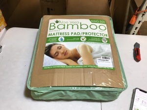 Aloe Vera Bamboo Fitted Mattress Pad/Protector, King Size - Appears New