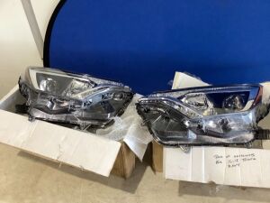 Pair of Headlights for 2016-18 Toyota Rav 4