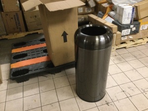 Commercial Trash Can with Liner and Lid. New