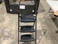 Rubbermaid RM-3W-2B Steel Frame 3-step Folding Step-stool with Hand Grip and Plastic Steps, 250-pound Capacity, Black Finish&nbsp;