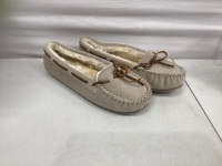 Minnetonka Womens Moccasins, 8, Appears New, Retail 49.95