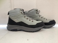 Mens Snow Boots, 8/8.5, E-Commerce Return, Retail 49.99