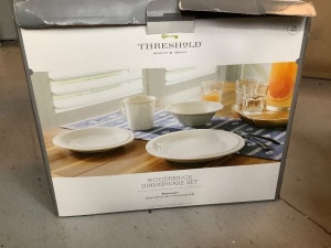 Woodbridge 16 Piece Dinnerware Set, Appears New