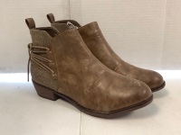 Natural Reflections Womens Boots, 11, E-Commerce Return, Retail 44.99