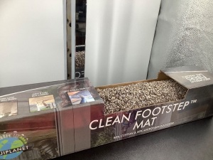 Clean Footstep Mat, 20x32, Absorbent Fibers, Appears New 
