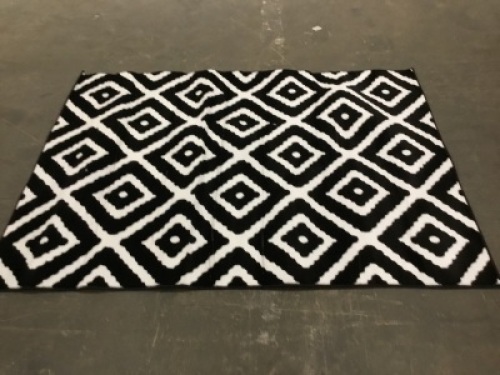Metro Premium Area Rug 5' x 7' Black/White - Appears New