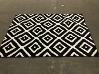 Metro Premium Area Rug 5' x 7' Black/White - Appears New