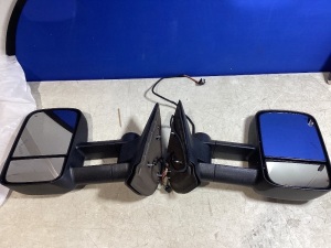 Pair of Towing Mirrors with Turn Signals 