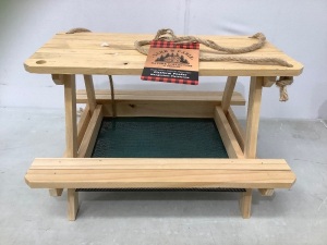 Picnic Table Platform Feeder, Appears new