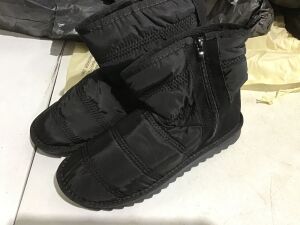 Lot of (6) Polyester Snow Boots - Size 41