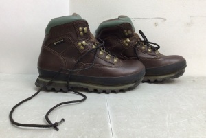 Womens Rimrock Mid GORE-TEX Hiking Boots, Size 8.5M