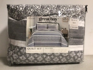 Quilt Set w/ 2 Shams, Full/Queen Size