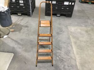 Woodgrain Aluminum Step Ladder 