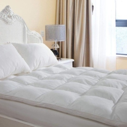 Overfilled Extra Thick Mattress Topper Queen Size - Appears New&nbsp;