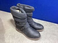 Oussie Gray Boots, Size 8&nbsp;
