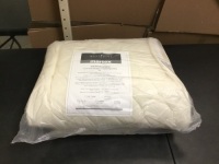 WestPoint Hospitality Quilted Bedspread, Twin - Appears New&nbsp;