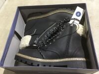 Case of (14)&nbsp;Universal Thread Women's Black Susan Sherpa Tipped Boots - Multiple Sizes&nbsp;