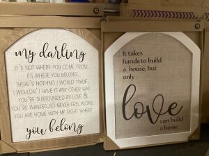 Case of (4) Home Decor Plaques